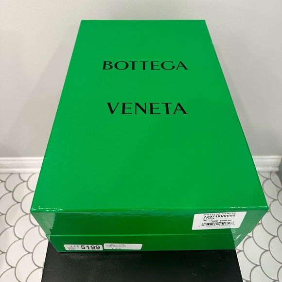 <SOLD> Bottega Veneta Small Green Cassette Bucket Bag - Picture 9 of 9